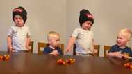 Lol: Adorable babies communicate in silence as they can't resist the candy temptation