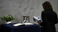 Argentine reverence for Queen Elizabeth marred by Falklands memories
