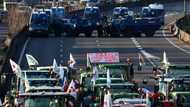 Defiant French farmers stick to barricades