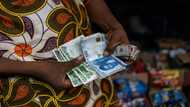 Nigeria unifies currency exchange rates, floats naira