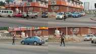 Get her into Police MTTD - Ghanaians react as female pure water seller directs traffic like a pro in Kumasi