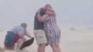 Beach proposal goes hilariously wrong, SA applauds photographer's commitment
