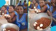 SHS students delight as they eat waakye with eggs for the first time: “They should wait for 2 years”