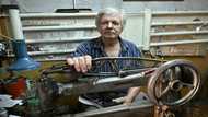 In eastern Ukraine, frontline cobbler fixes soldier boots for free