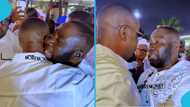 Despite screams with joy at meeting Sarkodie, tightly hugs him in trending video