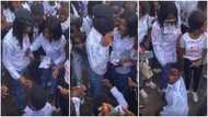 Fresh graduate rejects boyfriend proposal in public, collects ring & throw away in video