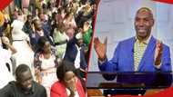 Prophet prays for followers in need of cars during church service: "I receive"