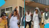 Wedding MC removes his shirt for a bride to cover her hair in the rain: “Umbrella no dey”