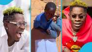 Young Ghanaian boy who aspires to be like Shatta Wale studies under streetlight: "He'll make it"