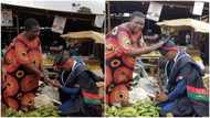 Young man kneels for his mum in the market to thank her for sending him to school, photos go viral