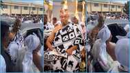 Otumfuo Osei Tutu II: Ga Mantse shows humble side, allows for people to take pictures with him