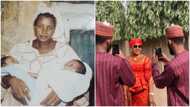 Adorable photo of twins with their mom many years after they were born goes viral
