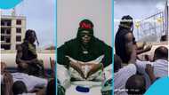 Stonebwoy shares only a few GH¢10 notes to large crowd in Ejisu, causes stir