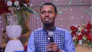 Angry girlfriend storms Adom FM to lash gospel singer Ernest Opoku during a live show