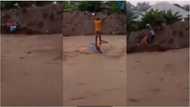 A/R: 2 brave boys save taxi driver from drowning in heavy floods in Kumasi, video emerges