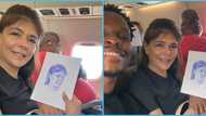 Enil art: White lady amazed as Ghanaian artist draws her on a plane and gives it to her