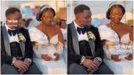 "He thought his secret's out.": Man passes small note to lady on her wedding day, groom looks worried