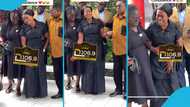 Daddy Lumba's former teacher Mama Acheampong weeps as she mourns his death at his residence, video