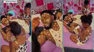 Twin girls decorate sleeping dad's body with stickers: "He offered himself as a living sacrifice"