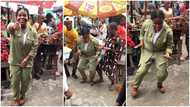 Cute lady in NYSC uniform jumps on Buga challenge inside market, traders, smoked fish seller join in video