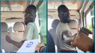 Bus conductor overjoyed as Ghanaian artist Enil Arts draws him in trotro and gives it to him: "I will dash you a piece of land"