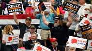 Trump campaigns with right-wing precursor Sarah Palin