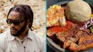Ghanaian man takes his own food to the hotel: "I don't want to order anything from them"