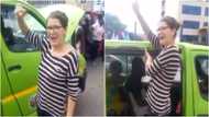 Sika no ashi: Video of pretty 'obroni' lady serving as 'trotro' mate causes stir online