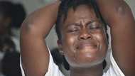 Beautiful lady cries uncontrollably after her boyfriend dumped her; sad video stirs reactions