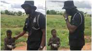 Touching video of Ghanaian police officer giving a little kid money for food warms hearts: "I almost cried"