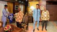 Chelsea winger Callum Hudson-Odoi meets Akufo-Addo; gifts him a signed jersey (photos)