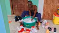 Romantic Okyeame Kwame helps his wife to wash clothes in new video; Ghanaian stars praise him