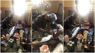 Man wows many as he proposes marriage to bedridden girlfriend who had accident; cute photo goes viral