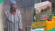 Generous lady gives elderly woman food and wads of cash, she falls to ground