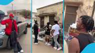 Kweku Smoke and crew park Range Rover convoy to buy roadside Angwamo: Hunger no know steeze"