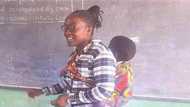 Teacher receives massive applause for carrying baby in class (Photo)