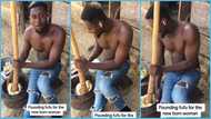 Ghanaian man stunned as he sees friend pounding fufu all by himself: "Where is your wife"