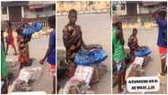 Emotional video shows young hawker kneeling on the road to pray, people watch him