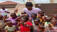 Shatta Wale parties with kids in his area in Accra (Photo)