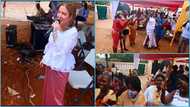Obroni lady impresses audience at a Ghanaian event, sings famous Ga song with ease: "Get your Ghana card"