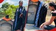 Woman adorns dad's grave with graduation gown to celebrate her success: "I did it"