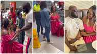 Sweet videos shows beautiful lady go on her knee at mall to propose to her man, gets cute response