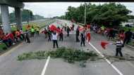 Panama woke Monday to fresh demonstrations and roadblocks as pressure groups reneged on a deal signed with the government to end their protest in exchange for a fuel price cut. 