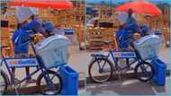 Video of tired ice cream seller resting on his bike in the sun evokes sadness: "Buy from them"
