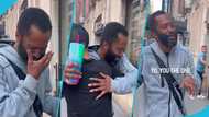 Man breaks into tears after finding stranger who helped him when he was homeless: "I'm doing better now."