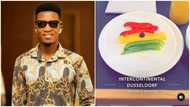 Kofi Kinaata makes German restaurant garnish Ghana flag on plate with bell pepper, cracks ribs with Fante accent