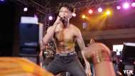 Ghanaian lady 'twerks' on Kwesi Arthur while performing in latest video