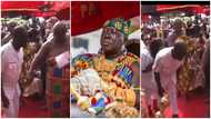 Captain Smart stopped from shaking the hands of Asantehene Otumfuor Osei Tutu II: video causes reactions