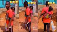 Ghanaian father carries little daughter on his back to the hospital in emotional video: “Stop laughing at him”