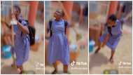 BECE 2022: Cute form 1 girl dancing joyfully as she heads for SHS impresses many: “Your seniors await you”